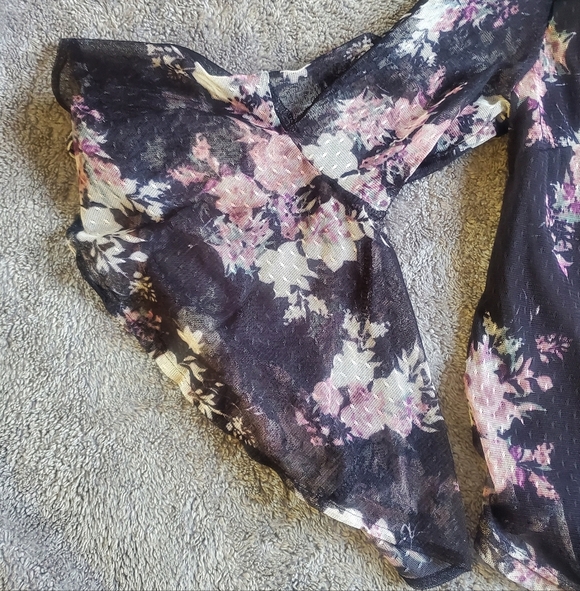 Roommates Sheer Floral Blouse With Bell Sleeves Size L - Picture 2 of 8